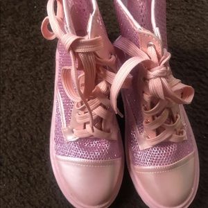 See Threw Stylish Fashion Shoes / Boots